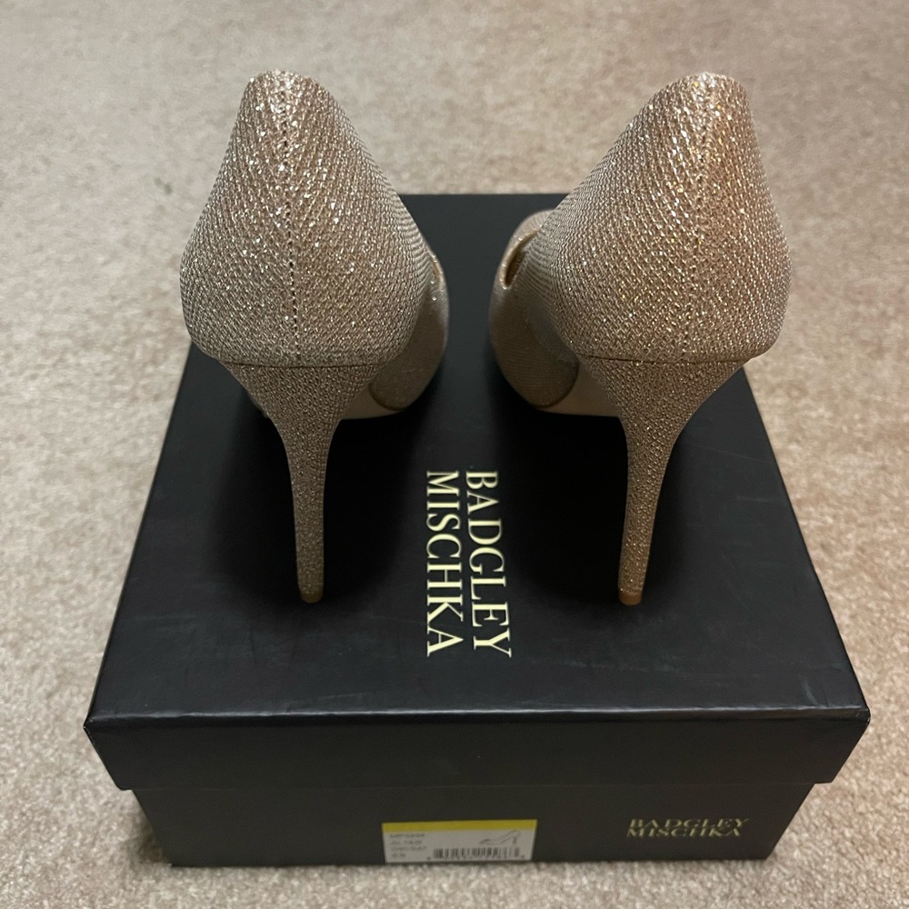 badgley mischka size 6.5 (Gold) Never worn, not in its original packaging. - Picture 3 of 4